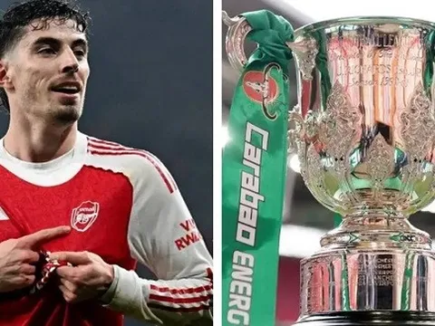 Havertz chỉ tay lên logo Arsenal sau khi loại Chelsea ở phút 97