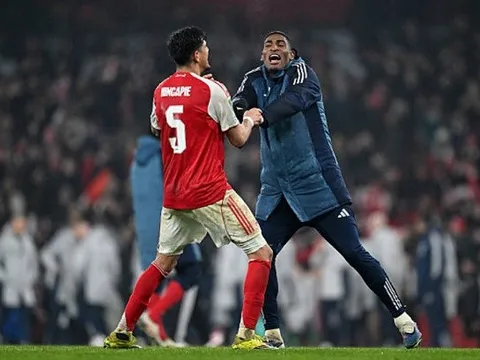 Hincapie hóa lá chắn thép đưa Arsenal tới Wembley