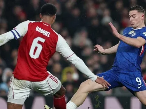 Chiếc áo Chelsea quá rộng với Liam Delap