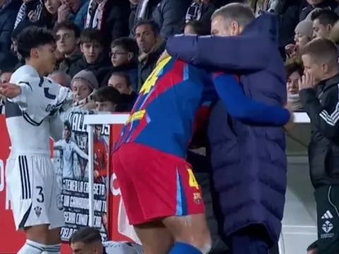 Ronald Araujo tiết lộ lý do ôm chầm lấy Hansi Flick