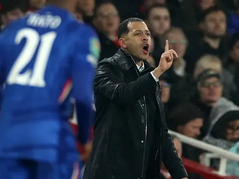 Máy quay bắt trọn cảnh Rosenior mắng ban huấn luyện Arsenal