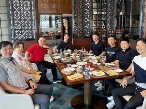 HLV Park Hang Seo hội ngộ thân tình với HLV Kim Sang Sik