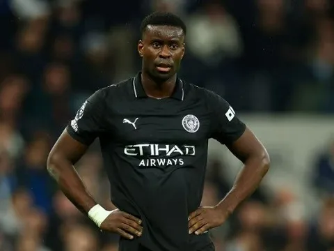 Vì sao Guehi bị cấm đá trận Man City gặp Newcastle?