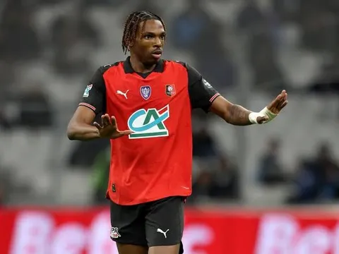 Bóng dáng Raphael Varane ở bản hợp đồng mới của Liverpool