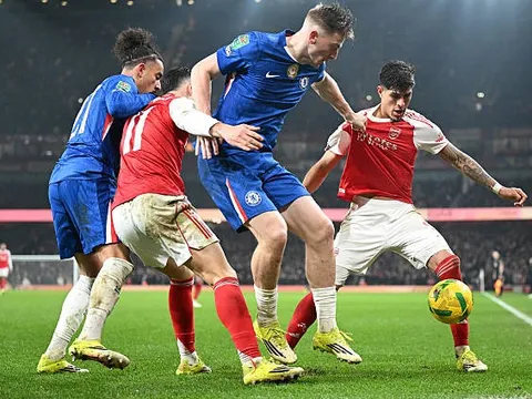 Huyền thoại Chelsea chỉ trích Rosenior vì dùng sai Delap