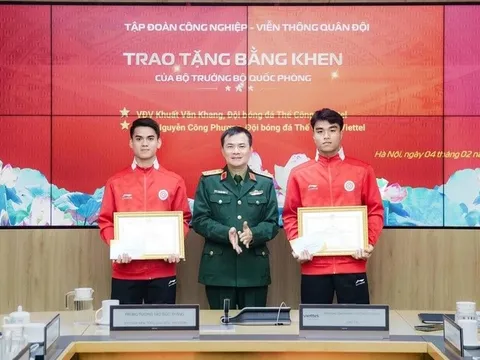 Văn Khang, Công Phương nhận bằng khen sau kỳ tích châu Á