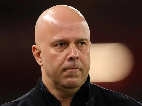 Carragher chỉ ra điều Arne Slot khao khát hơn danh hiệu