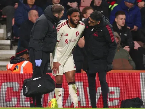 Slot báo tin dữ về Frimpong và Joe Gomez