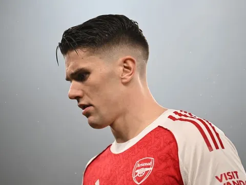 Paul Merson cho rằng đồng đội không tin tưởng Viktor Gyokeres