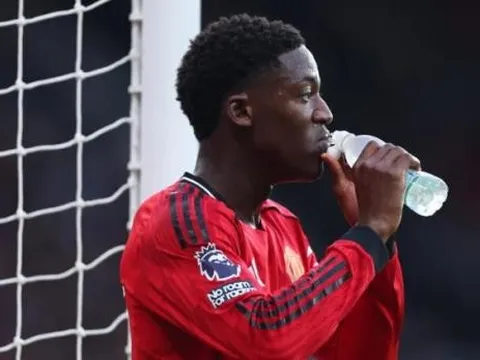 Góc khuất vụ Mainoo suýt rời Man Utd