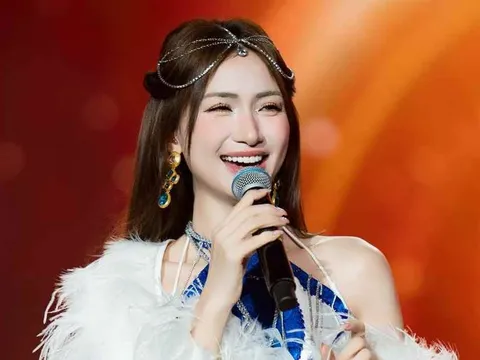 Hòa Minzy gọi điện cho một người đặc biệt lúc 11 giờ đêm