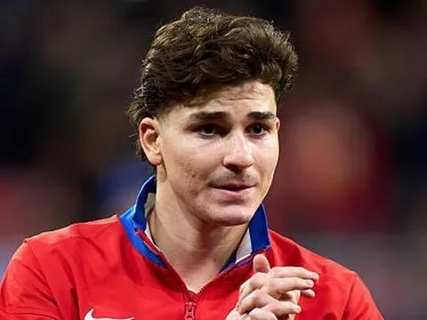 Arsenal vượt Barca trong cuộc đua giành Julian Alvarez