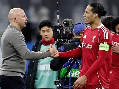 Van Dijk công khai bảo vệ Arne Slot trước làn sóng chỉ trích