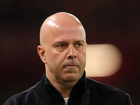 Arne Slot chọn lối đá đẹp hay chiếc ghế tại Liverpool?