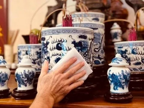 Các chuyên gia phong thủy hướng dẫn cách bao sái bàn thờ, rút tỉa chân nhang đón Tết