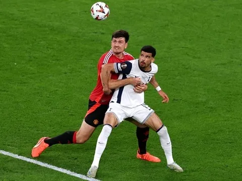 Carrick phải khóa chặt Solanke để bảo vệ mạch thắng của MU