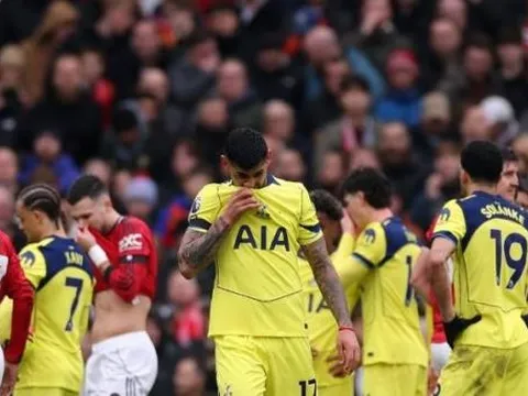 Vào bóng thô bạo với Casemiro, Romero đẩy Tottenham vào thế khó