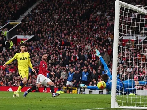 Romero nhận thẻ đỏ, Bruno giúp MU xây chắc vị trí top 4