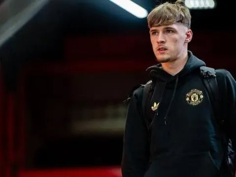 Carrick xúc động khi trao cơ hội cho con trai Fletcher
