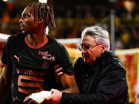 Tân binh Jeremy Jacquet của Liverpool dính chấn thương nặng