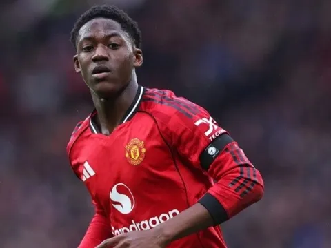 Mainoo gây sốt với pha chuyền bóng không cần nhìn trước Tottenham