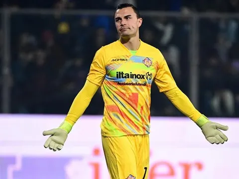 Thủ môn ĐT Indonesia lọt top 3 cứu thua tại Serie A