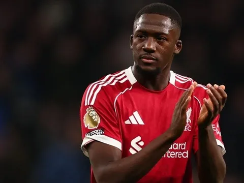 Arne Slot báo tin vui vụ Konate trước đại chiến Man City