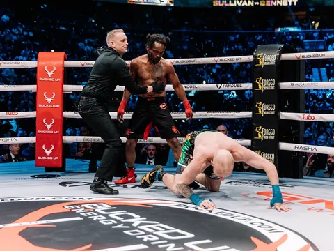Gã điên 46 tuổi Charles Bennett gây địa chấn: Knock-out đối thủ bay khỏi sàn đấu