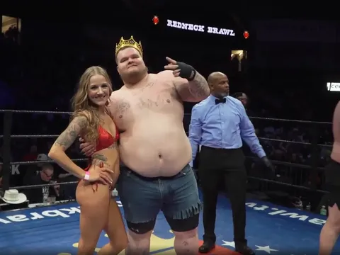 Redneck Brawl 12: Hỗn loạn, máu me và những khoảnh khắc không tưởng tại sàn đấu của những 'gã nhà quê'