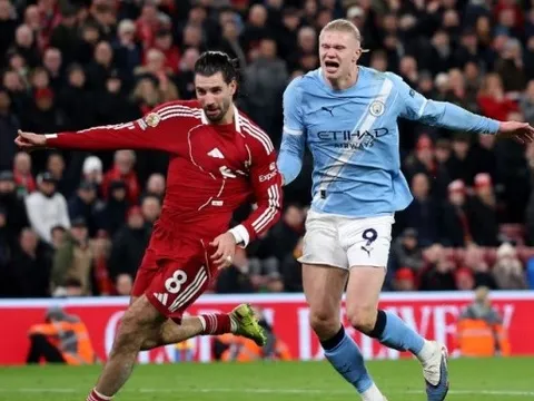 Neville gọi VAR là kẻ phá đám sau trận Liverpool thua Man City