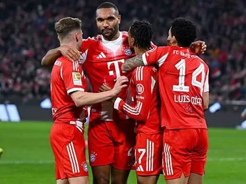 Bayern hủy diệt Hoffenheim 10 người bằng hattrick của Diaz