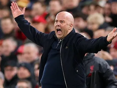 Arne Slot trút giận lên trọng tài sau trận thua Man City