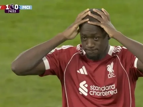 Szoboszlai lập siêu phẩm khiến Konate thất thần