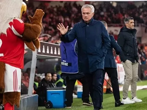 Thắng Alverca 2-1, Mourinho thong thả chờ Sporting sảy chân