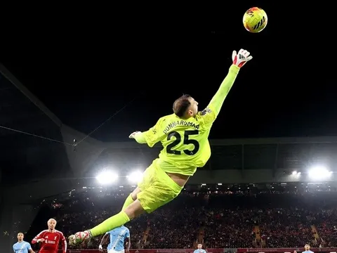 Donnarumma thống trị không trung tại chảo lửa Anfield