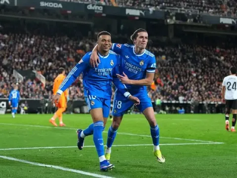 Mbappe lau nước mắt đáp trả fan Valencia