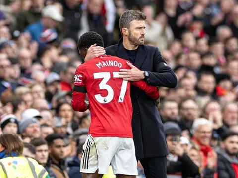 MU tìm người đá cặp cùng Mainoo: Đừng quên lời Carrick