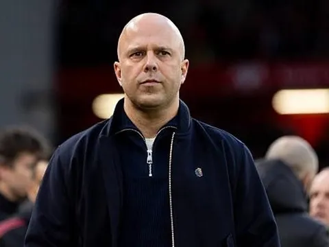 Thua Man City, Arne Slot vẫn tự tin bám đuổi MU