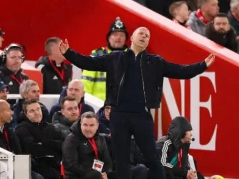 Neville tin Liverpool vẫn vào Top 4 dù thua Man City