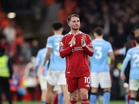 Liverpool tự làm khó trong cuộc đua Top 4 Ngoại hạng Anh