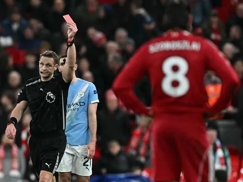 Bất chấp Gary Neville, Mark Halsey khẳng định VAR đã đúng