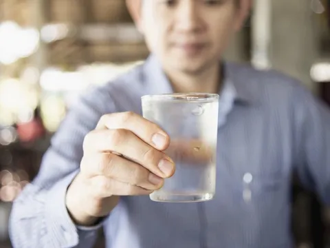 4 cách chữa đau nhức đầu hiệu quả vì say rượu trong bữa tiệc cuối năm