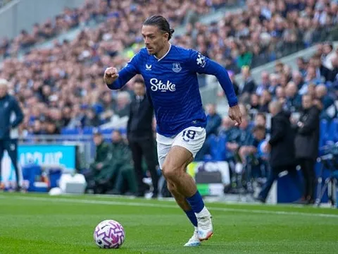Haaland gửi thông điệp ấm áp khi Grealish lên bàn mổ