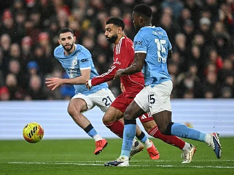 Neville không còn nhận ra Salah ở trận thua Man City