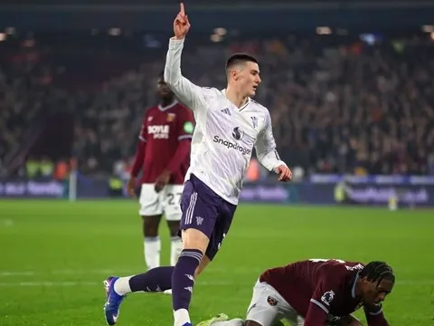 Sesko cứu MU thoát thua, sửa sai cho Carrick