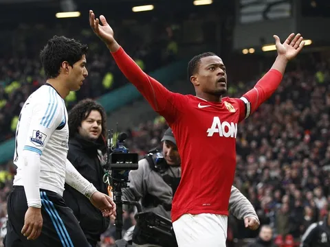 Ngày này năm xưa: Suarez và cái bắt tay lạnh lùng tại Old Trafford