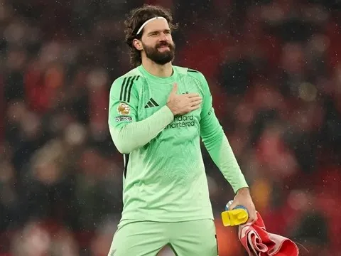 Alisson xốc lại tinh thần Liverpool đấu Sunderland