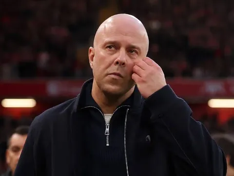 Sutton phản bác Scholes vụ đòi sa thải Slot