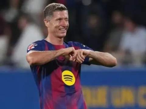 Lewandowski chấp nhận giảm lương để gia hạn với Barcelona