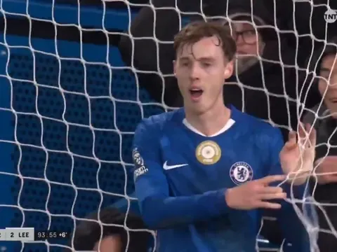 Palmer sút hỏng ở cự ly 1m, vẫn được CĐV bảo vệ